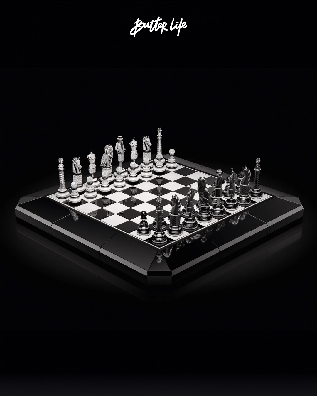 Chanel Coco Game satranç koleksiyonunda mücevher detaylı vezir figürü