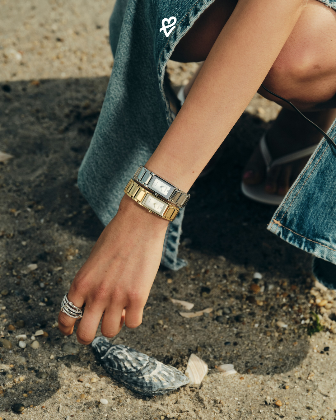 Kenardan kenara uzanan safir camı ve siyah iyon kaplama ince dikdörtgen kasasıyla sergilenen Citizen Eco-Drive Axiom kol saati modeli.