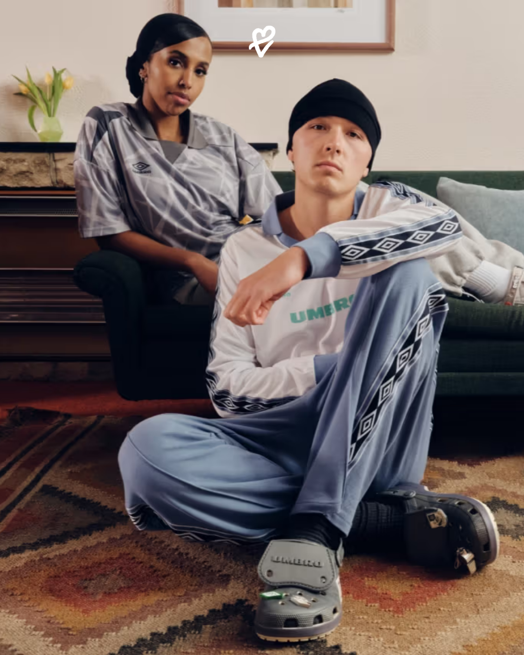 Crocs ve Umbro iş birliği ile tasarlanan futbol temalı clog modelinin detaylı görünümü