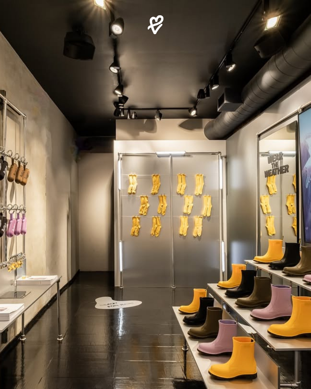 Dr. Martens 1460 Rain Boots modeli, sarı-siyah renk detaylarıyla yağmurlu şehir sokaklarında giyilmiş olarak gösteriliyor.