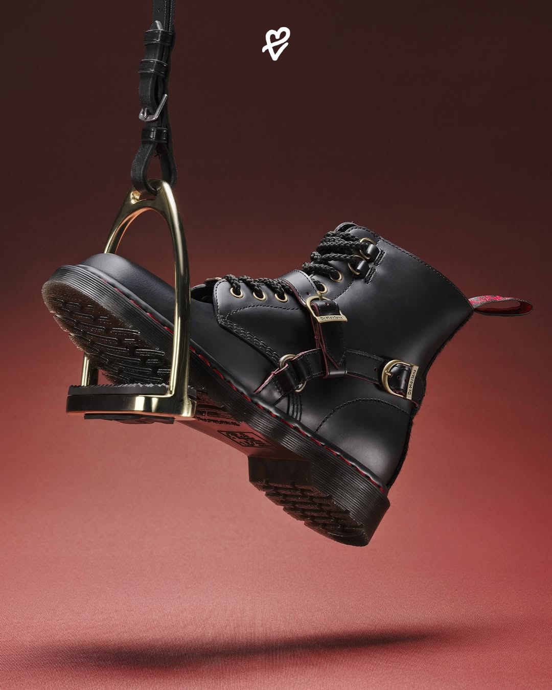 Dr. Martens'in Year of the Horse koleksiyonundan kırmızı dikiş detaylı 1460 bot ve 1461 ayakkabı