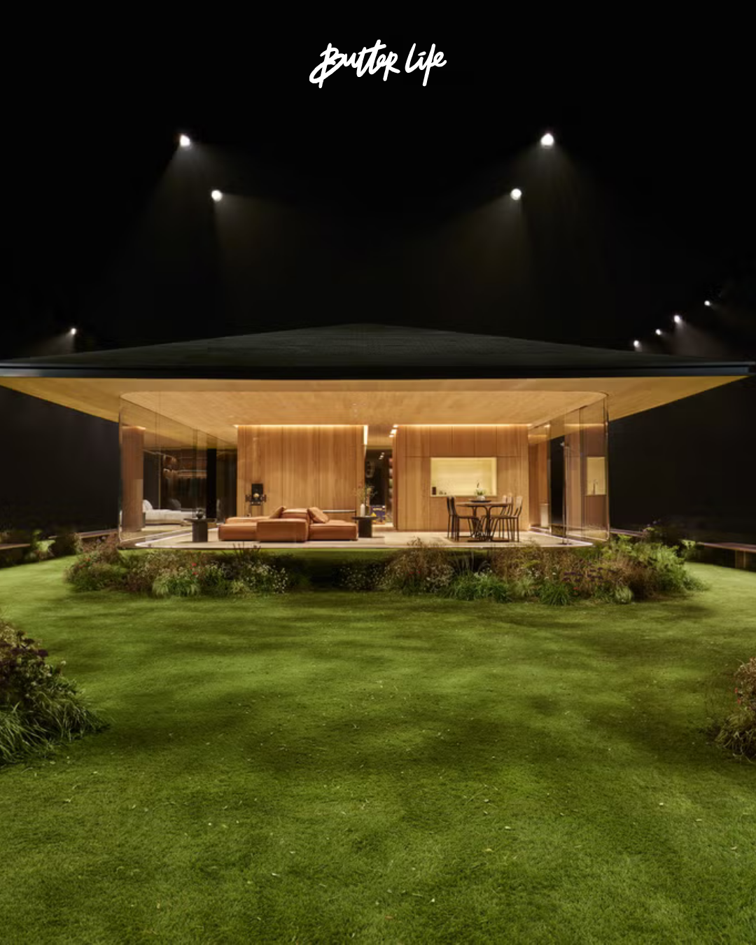 Louis Vuitton Sonbahar/Kış 2026 defilesinde Jardin d'Acclimatation’da sergilenen cam ve ahşap yapılı Drophaus prefabrik evi