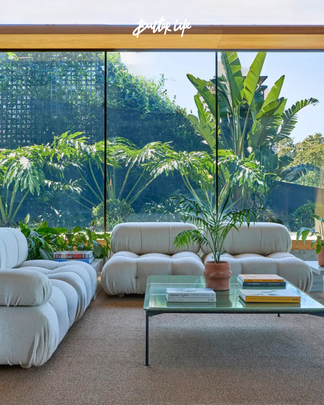 Embassy House'un Buenos Aires'teki yenilenmiş iç mekânından bir görünüm; antika ve çağdaş mobilyaların uyumu.