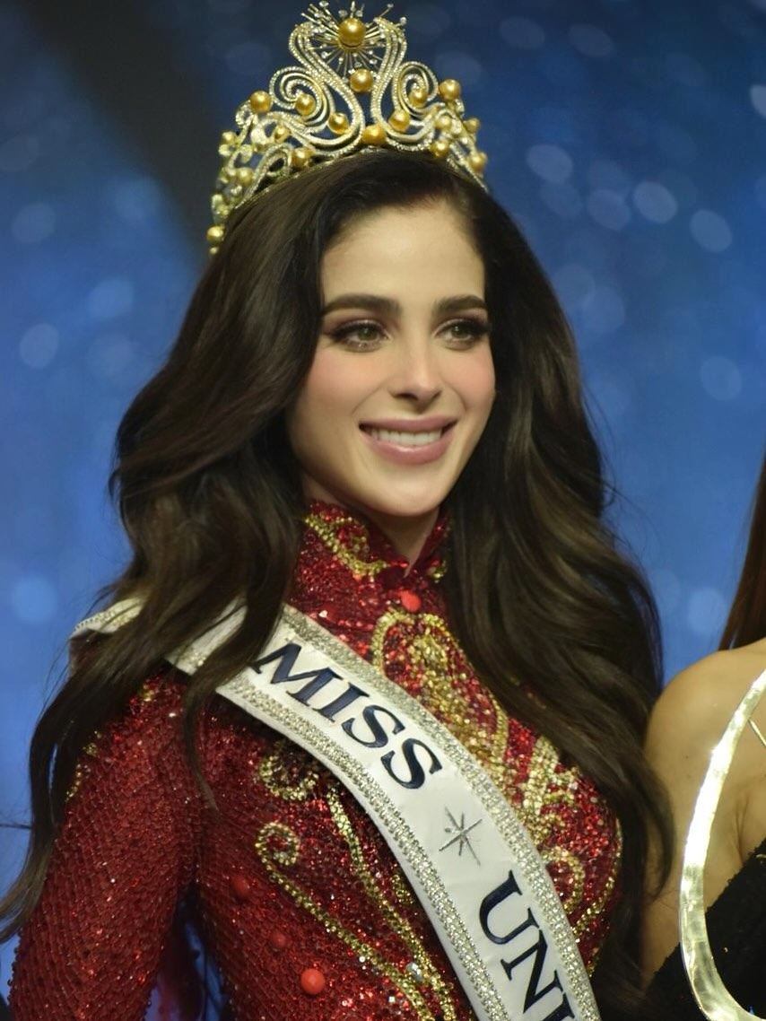 2025 Kainat Güzeli seçilen Fatima Bosch, Miss Universe tacıyla sahnede