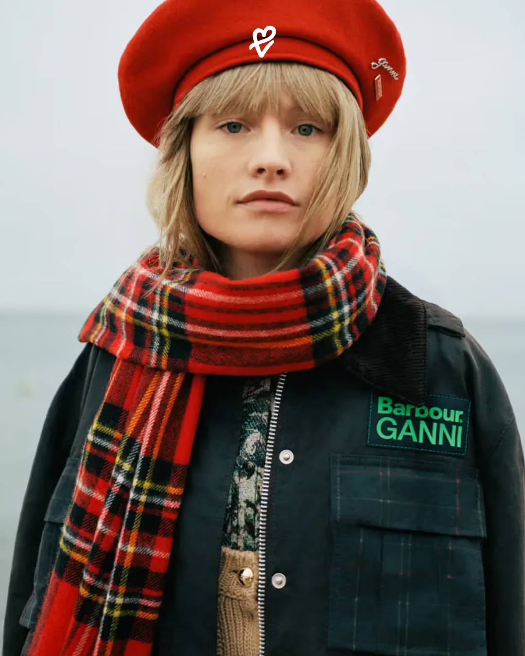 Ganni ve Barbour işbirliğiyle hazırlanan yağlı ceket koleksiyonundan dikkat çeken bir görünüm
