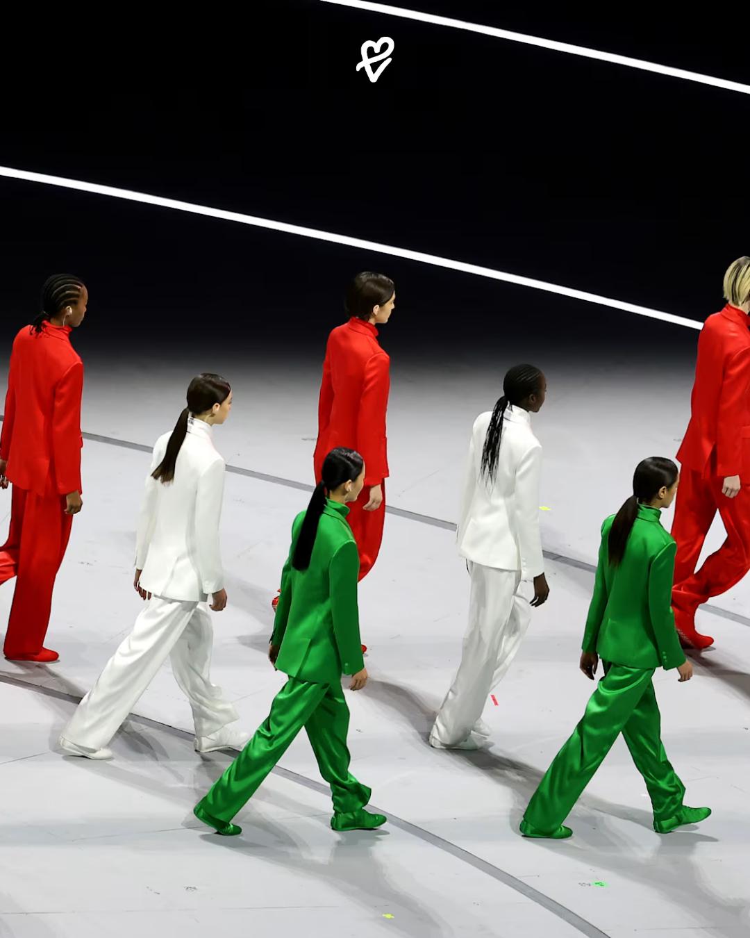 Giorgio Armani'nin Milano Cortina 2026 Kış Olimpiyatları açılış törenindeki defile performansından bir kare, modeller İtalyan bayrağını oluştururken