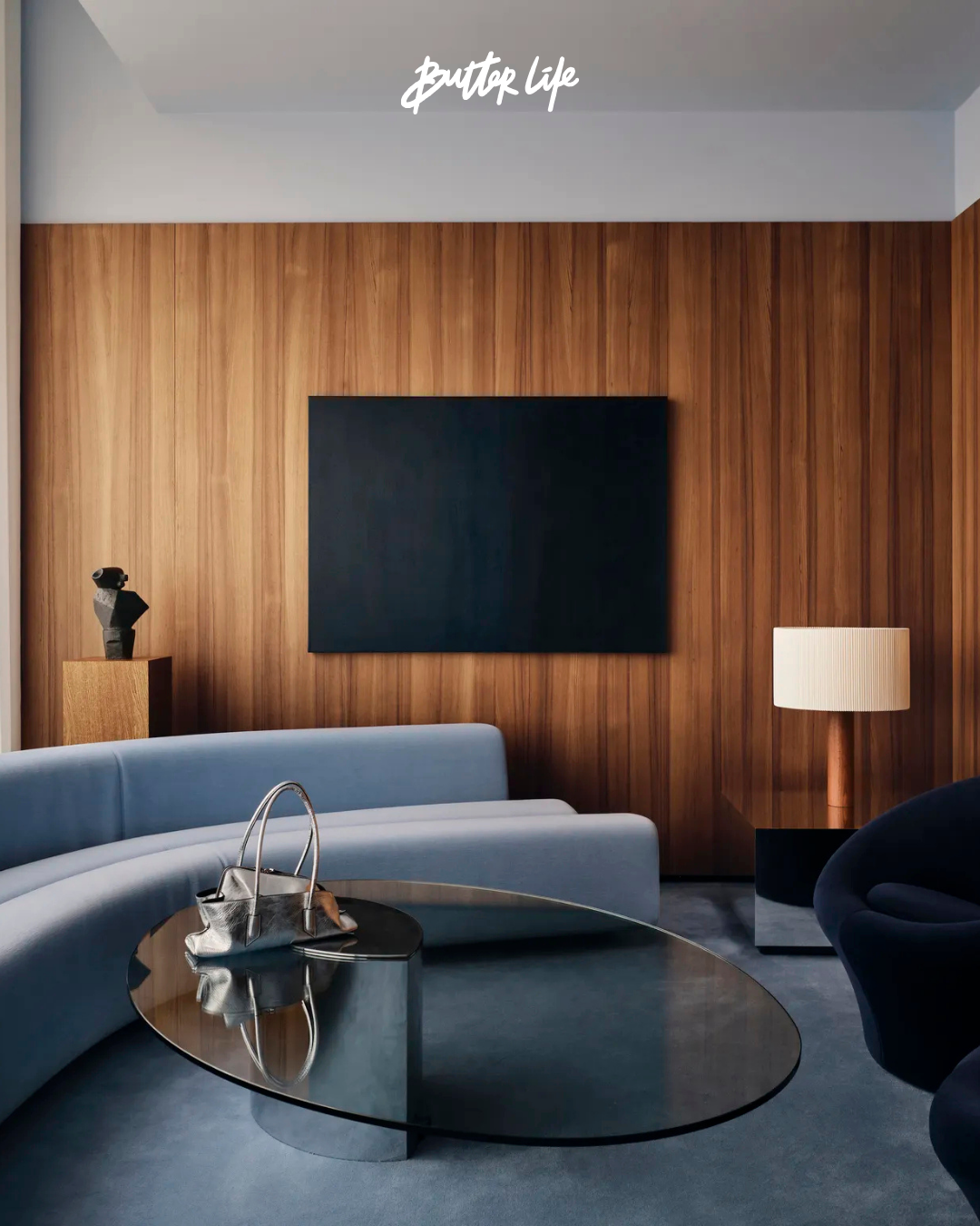 Globus Basel'in yeniden tasarlanmış iç mekânında, minimal detaylarla bezeli, ışık dolu bir alışveriş deneyimi sunan modern iç mimari