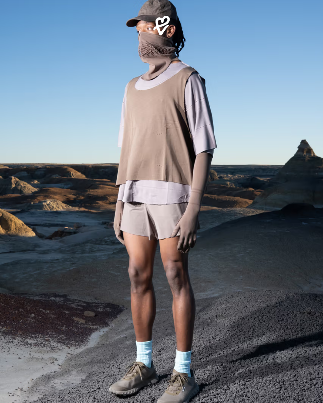 Gnorda koleksiyonundan minimalist detaylara sahip teknik giyim parçalarının doğa manzarasında sergilendiği bir lookbook görseli