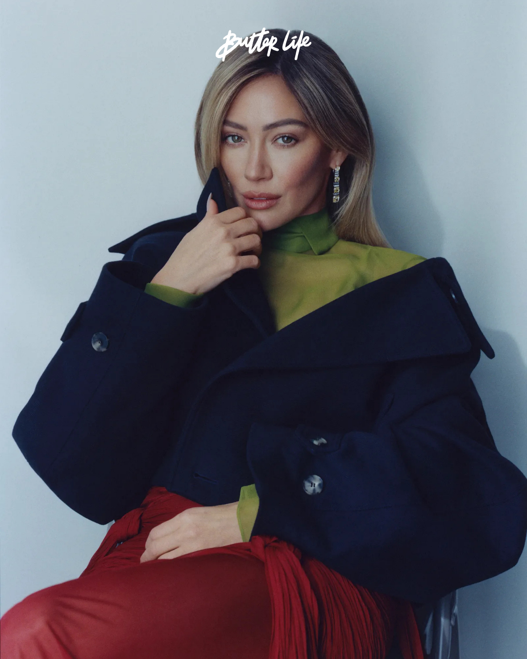 Glamour 2026 Şubat sayısında Hilary Duff’ın minimal stilini yansıttığı editorial fotoğrafı.