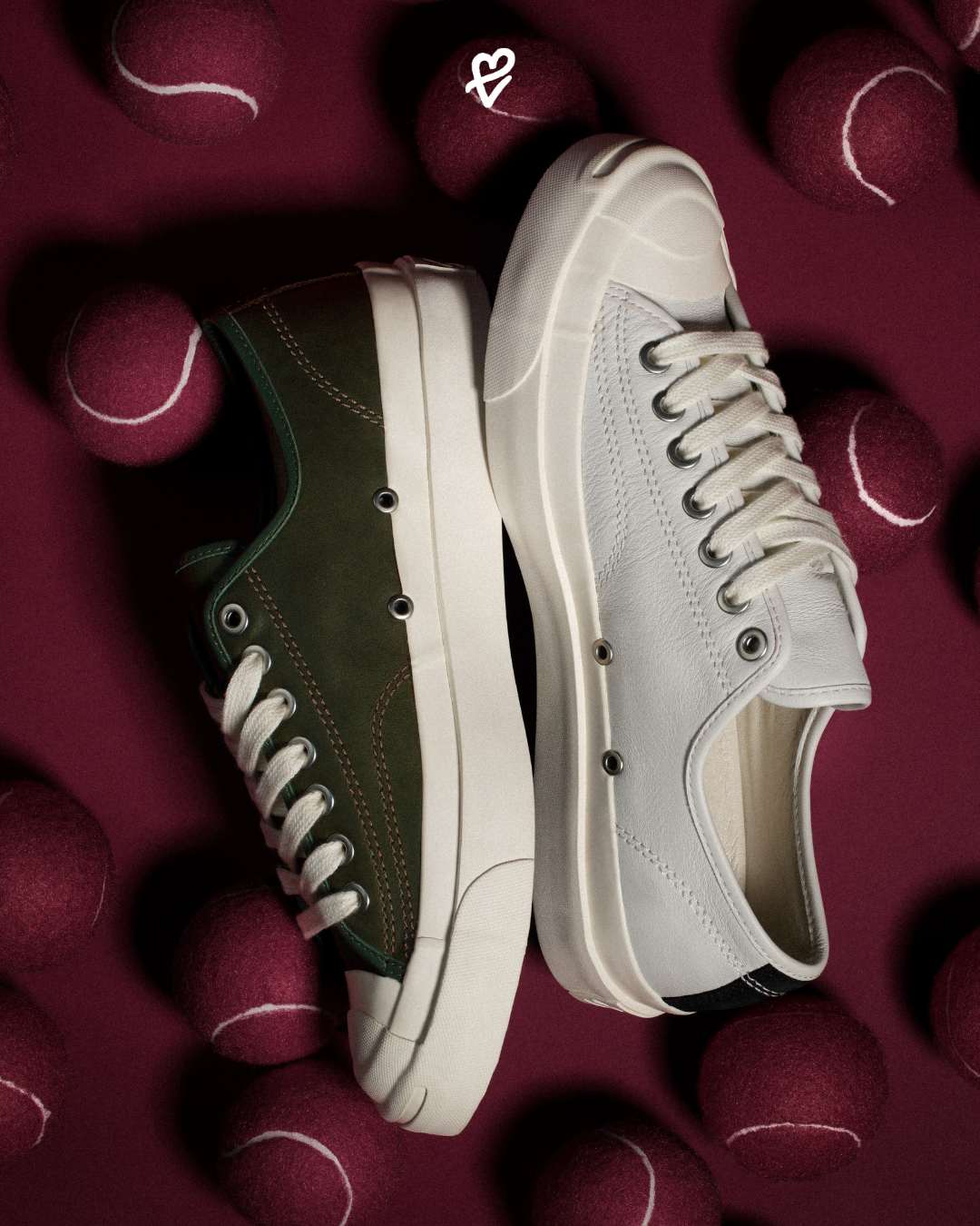 Converse Jack Purcell sneaker modelinin premium deri yüzeyi ve ikonik Smile burun detayıyla yenilenen tasarımı.
