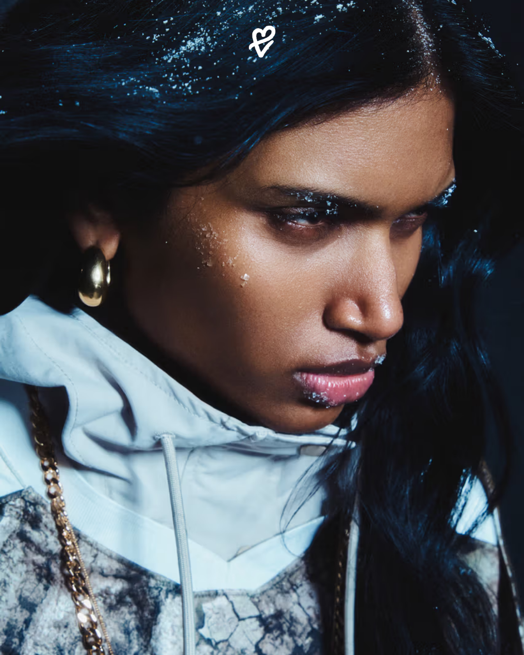 Jordan Brand'in Hypebeast iş birliğiyle hazırladığı Mountainside koleksiyonundan, kamuflaj desenli mont giyen modelin karlı doğada verdiği cool poz.