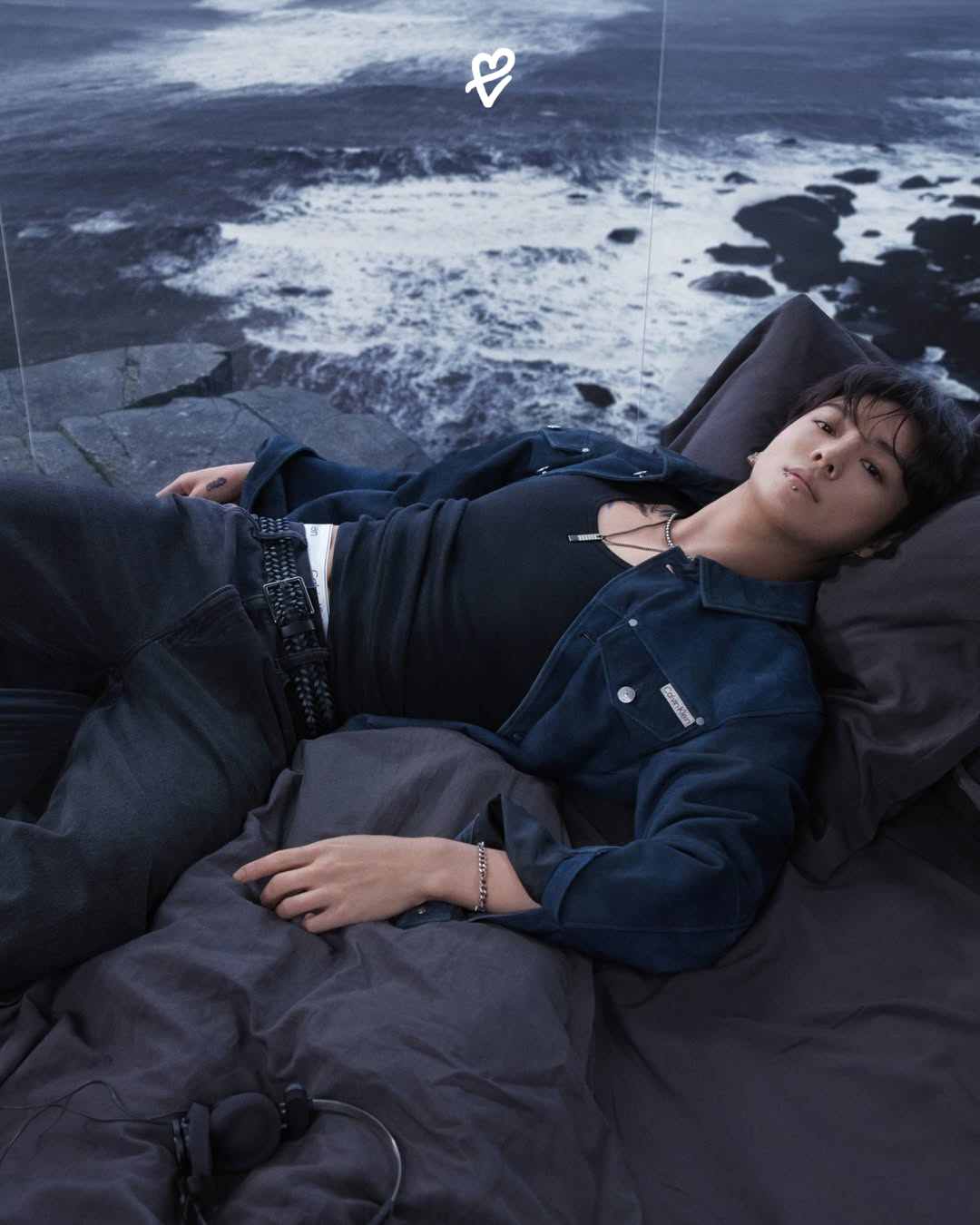 Jungkook, Calvin Klein denim kampanyasında New York sokaklarında bol kesim jean ve sade üstlerle yansıyor.