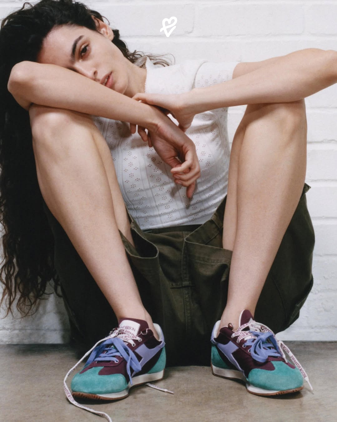 JW Anderson × Diadora Equipe sneaker modelinin ince profilli retro koşu ayakkabısı tasarımı.