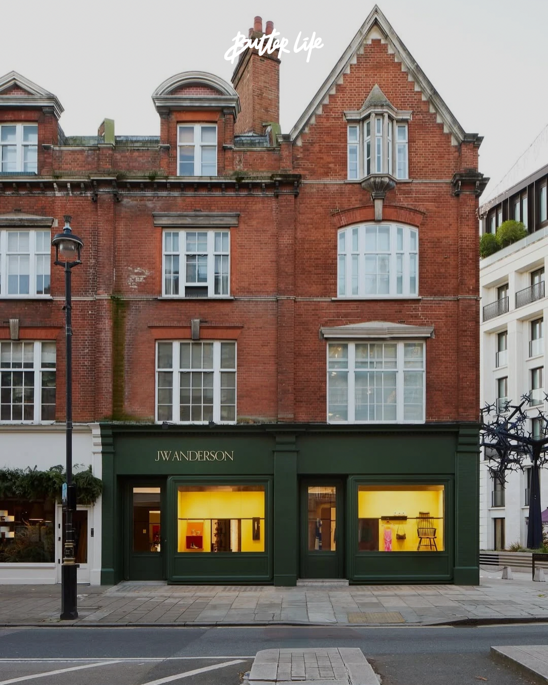 JW Anderson Pimlico mağazasının iç mekanından küratöryel bir görünüm; seramikler, mobilyalar ve moda objeleri bir arada sergileniyor.