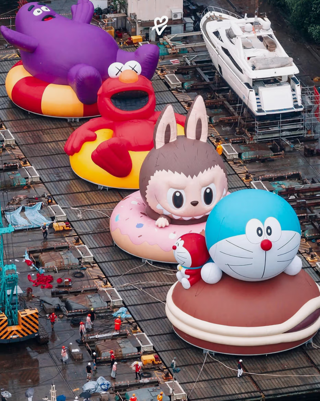 Victoria Harbour'da yüzen dev şişme heykellerle KAWS Water Parade etkinliği