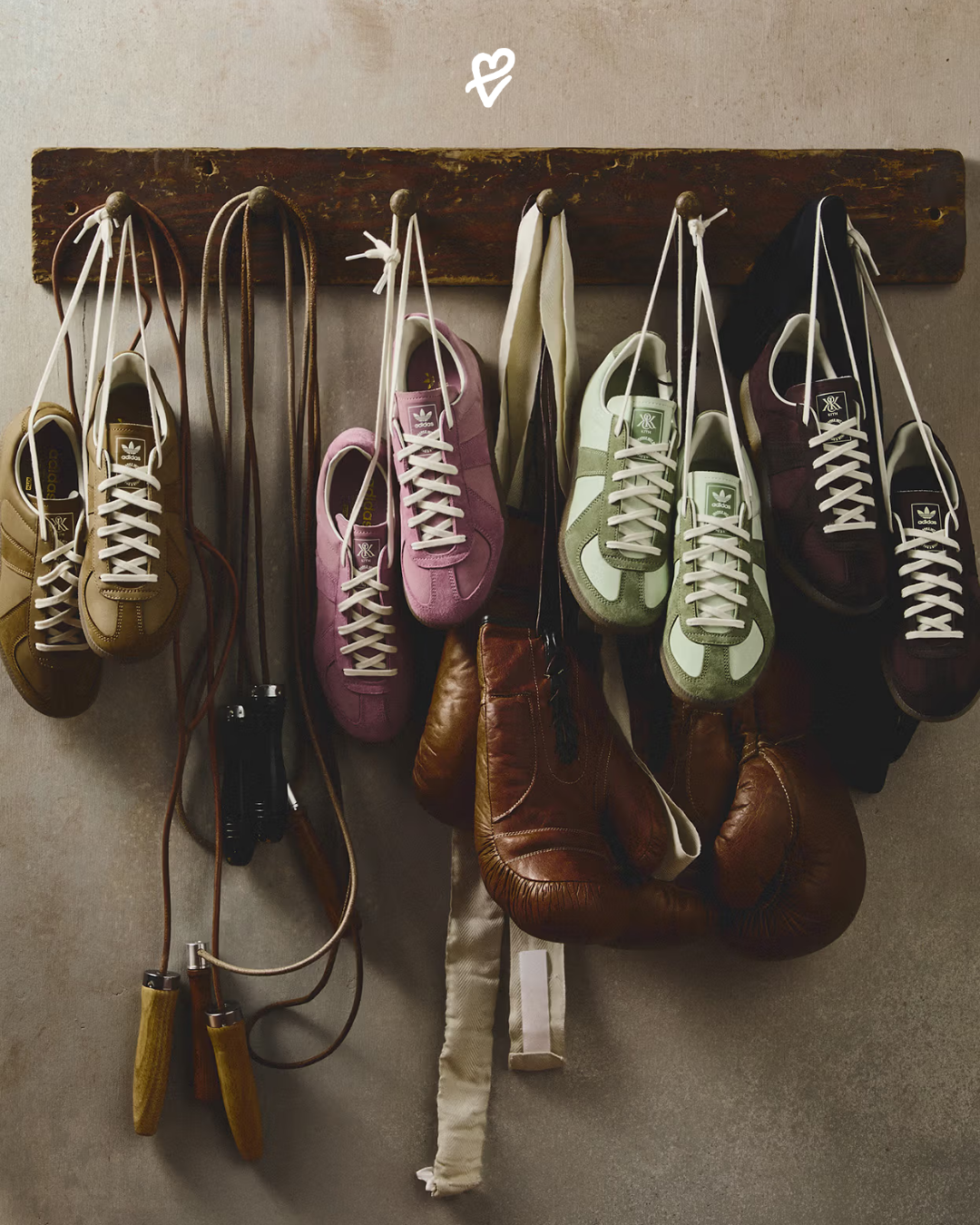 Kith ve adidas iş birliğiyle tasarlanan BW Army sneaker modelinin pastel tonlardaki modern yorumu