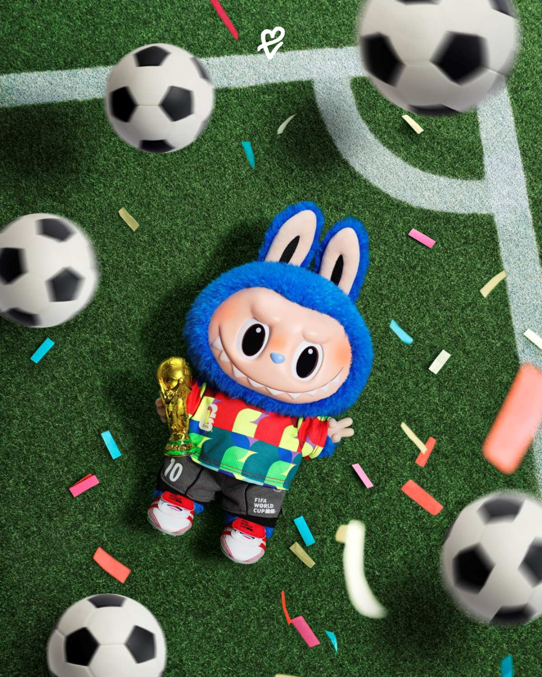 POP MART x FIFA iş birliği kapsamında tasarlanan, minyatür kramponlu ve kupa tutan Labubu figürü