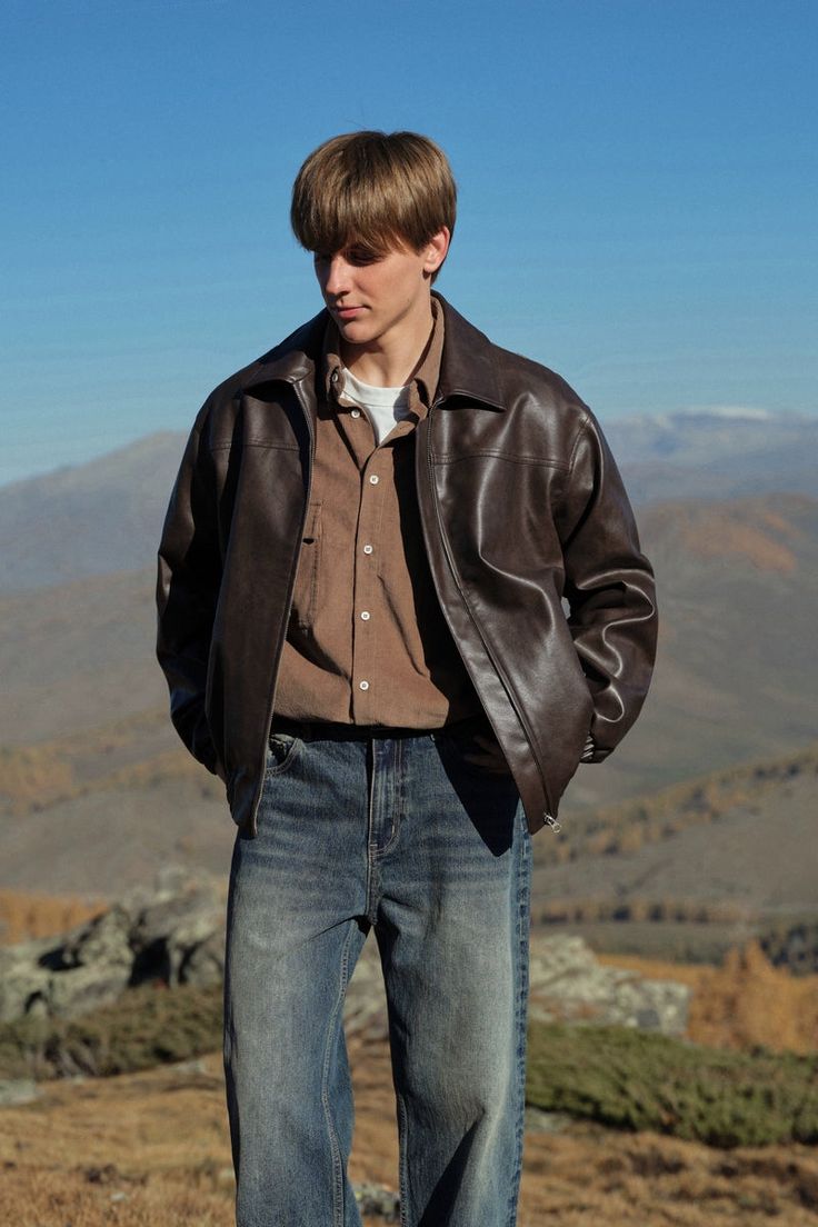 Deri ceket giyen kadın ve erkek şehir ortamında poz verirken