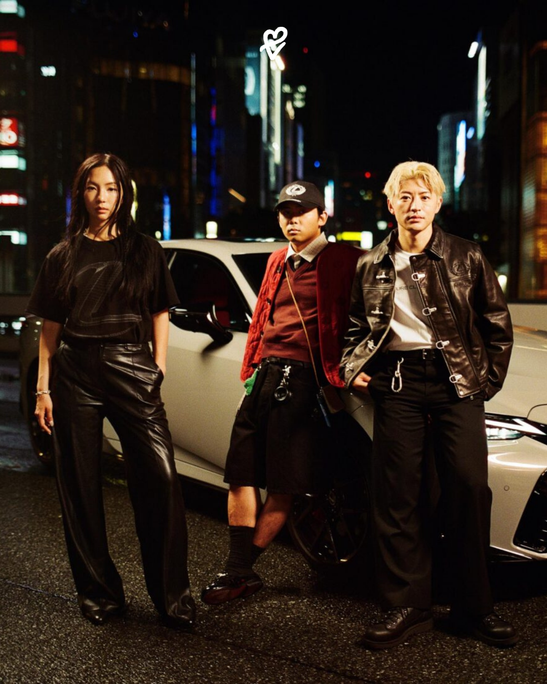 Lexus × AMBUSH kampanyasında kırmızı kapitone ceket ve iş birliğine ait siyah şapka giyen model.