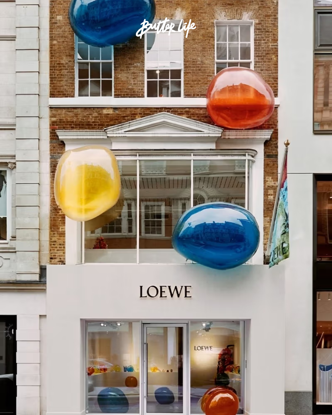 Loewe Perfumes'in Mayfair’deki kabarcıklı vitrin enstalasyonu
