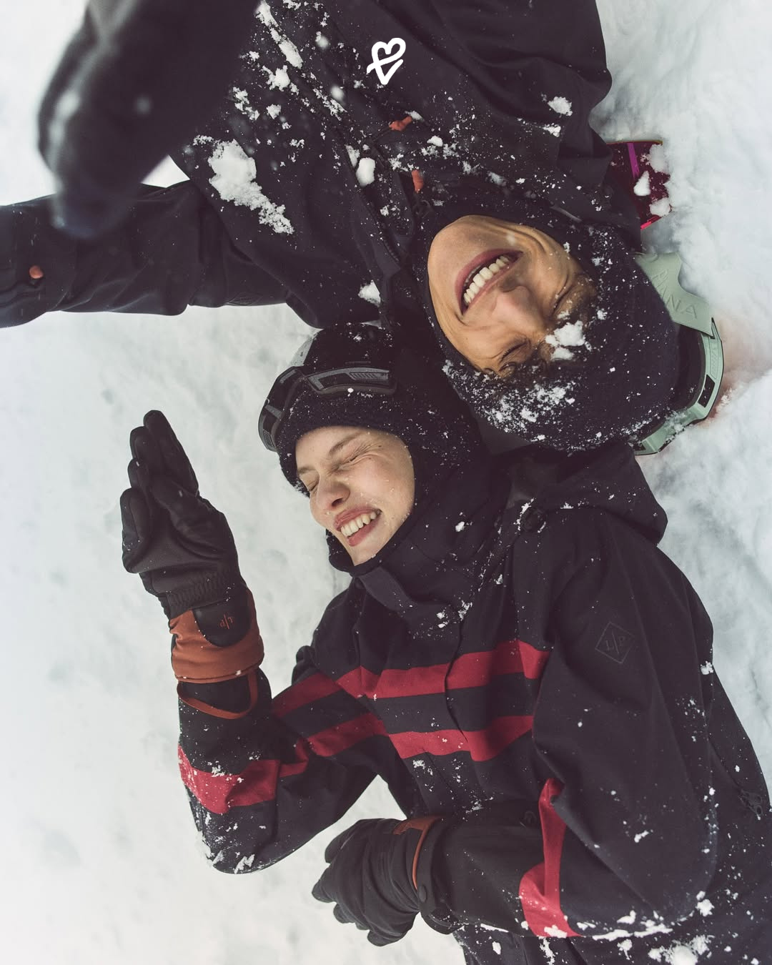 Loro Piana 2025 kayak kapsül koleksiyonundan kaşmir ceket ve New Laax Walk botlarla kayak pistinde zarif bir silüet.