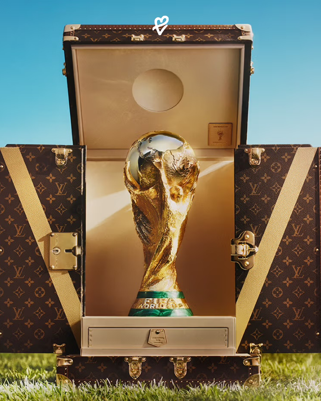 Louis Vuitton'un Asnières atölyesinde ürettiği, üzerinde altın el boyaması V harfi ve pirinç detaylar barındıran asil monogram kanvas FIFA Dünya Kupası kupa sandığı tasarımı.