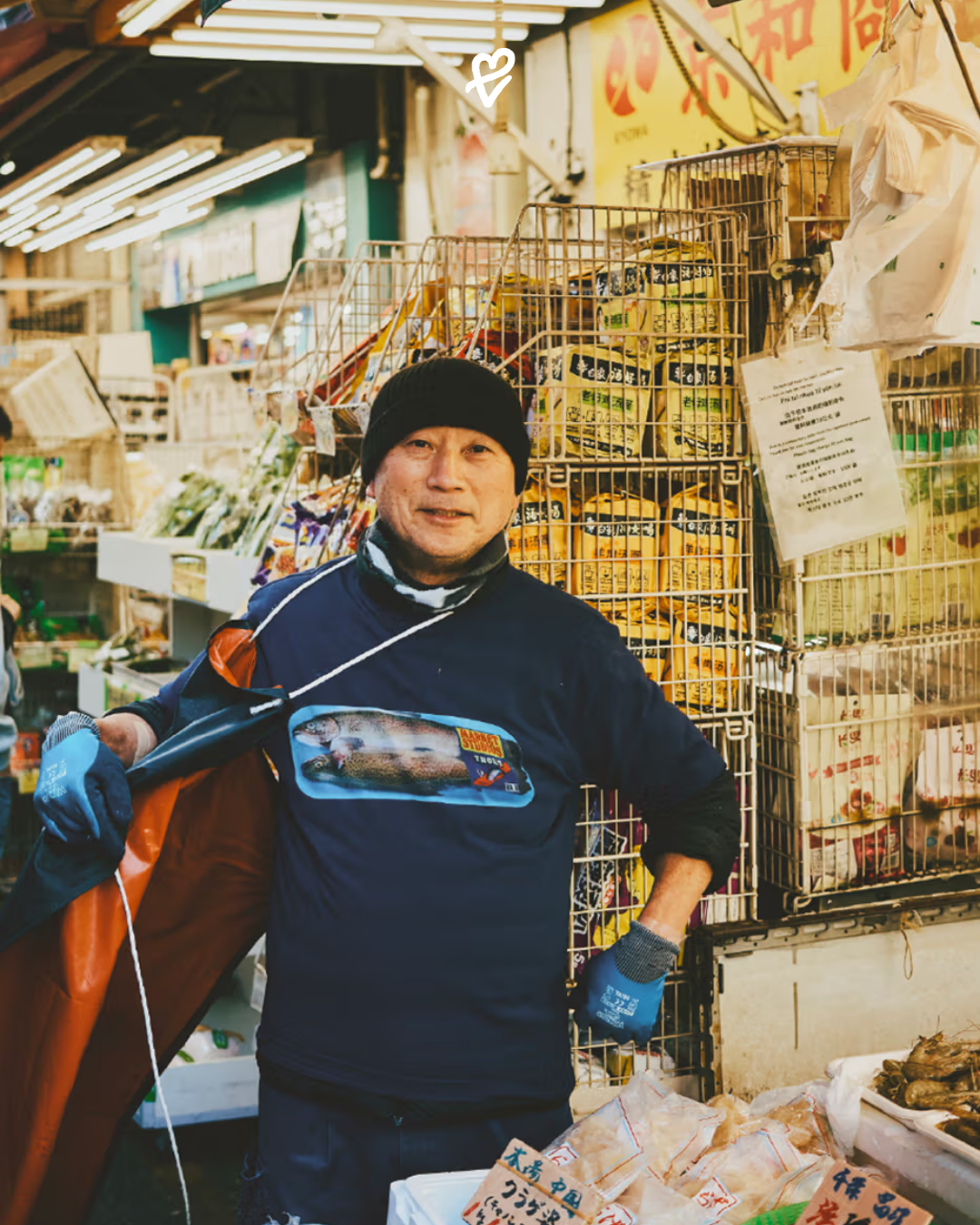 Wind and Sea x Market "Love & Hate" kapsül koleksiyonundan kapüşonlu ve grafik tişört giyen modellerin yer aldığı bir sokak moda kareografisi