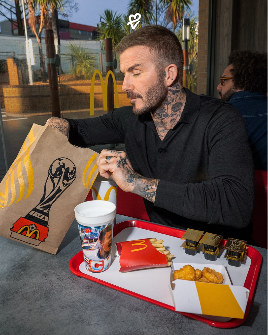 FIFA Dünya Kupası 2026 temalı McDonald's kampanyasında özel koleksiyon bardakları ve maç günü deneyimini yansıtan görsel.