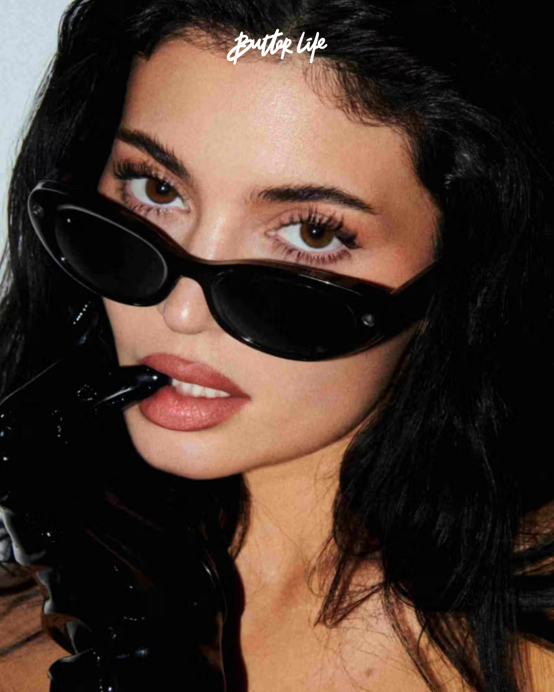 Kylie Jenner iş birliğiyle geliştirilen Meta Glasses akıllı gözlük modeli.