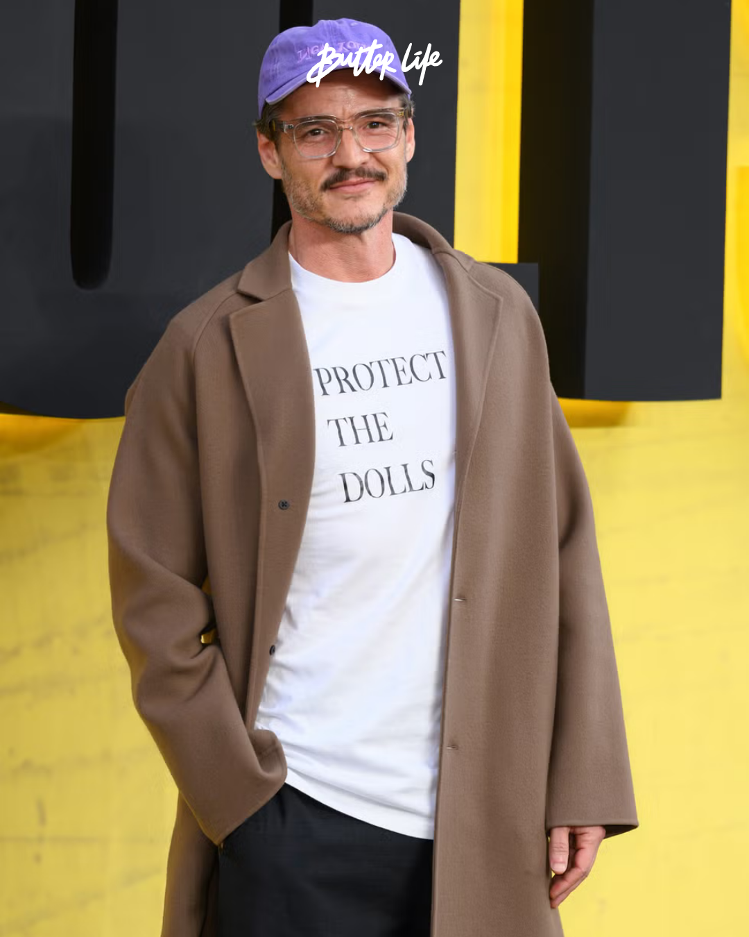 2025 moda trendlerini yansıtan, ipek eşarp takmış bir kadın, slogan tişört giyen genç bir erkek ve oyuncak figür taşıyan çanta detaylarıyla sokak stili kombinleri