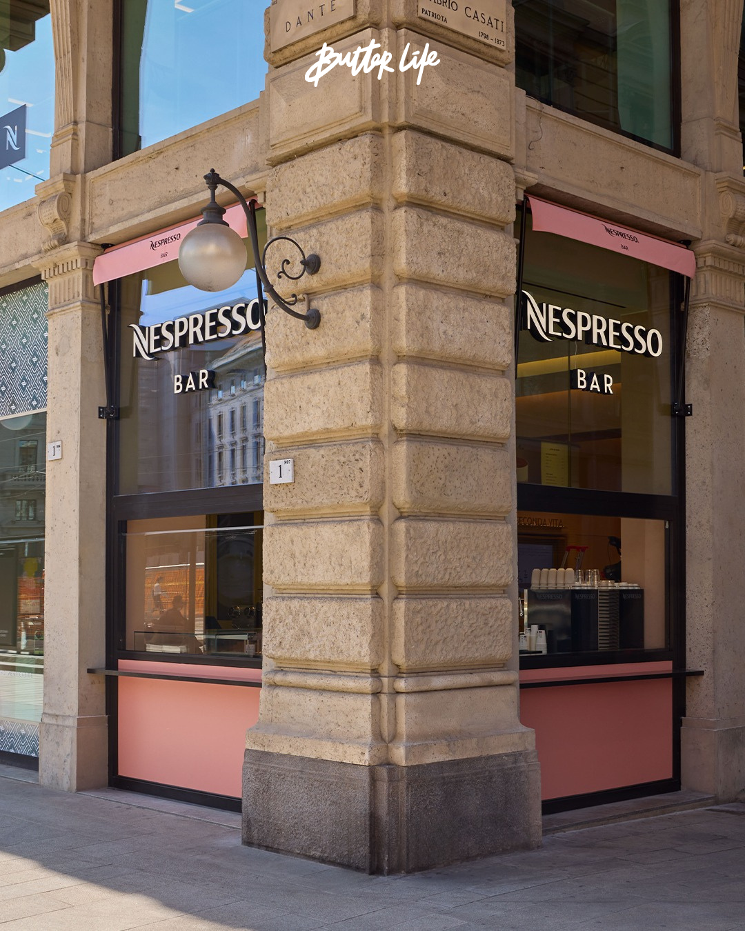Milano’daki Nespresso Bar Cordusio’da modern tasarımlı zarif kahve deneyimi.