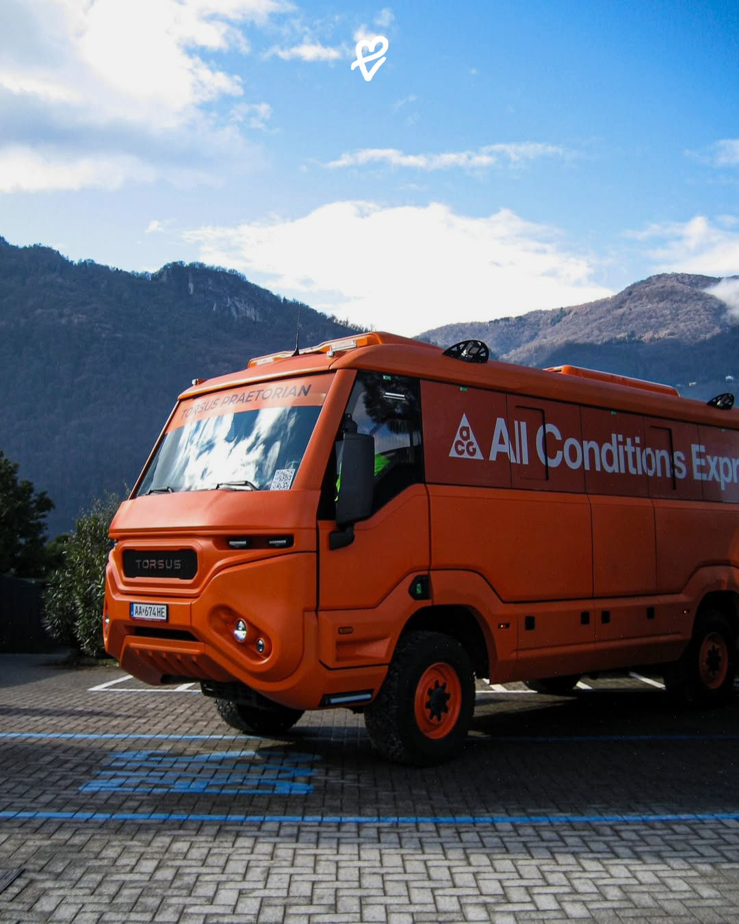 Nike ACG’nin All Conditions Express projesi kapsamında restore edilen tren vagonlarının iç mekânından bir görünüm.