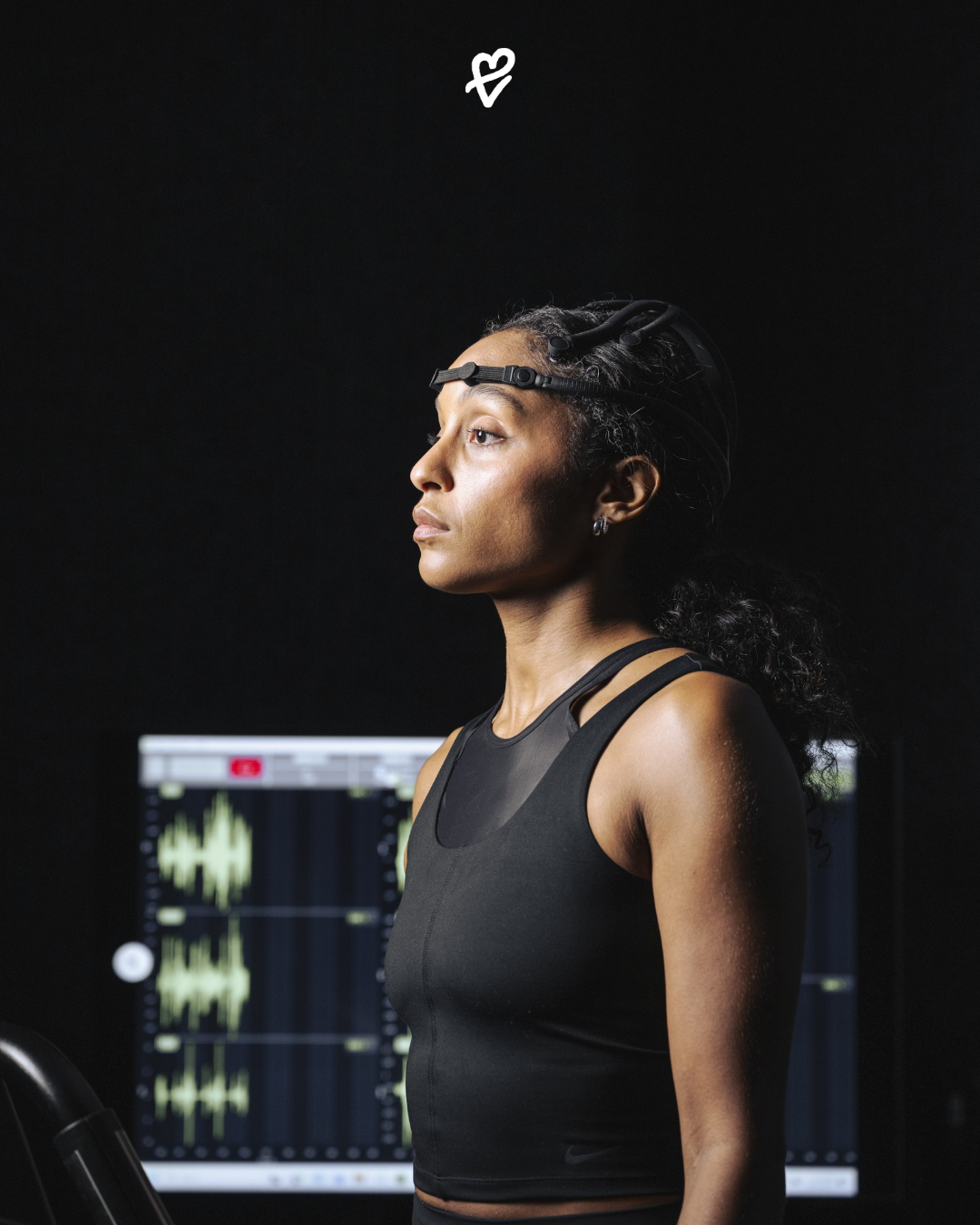 Nike Mind 001 ve Mind 002 ayakkabıların minimalist ve teknolojik tasarım detaylarının öne çıktığı bir konsept fotoğraf