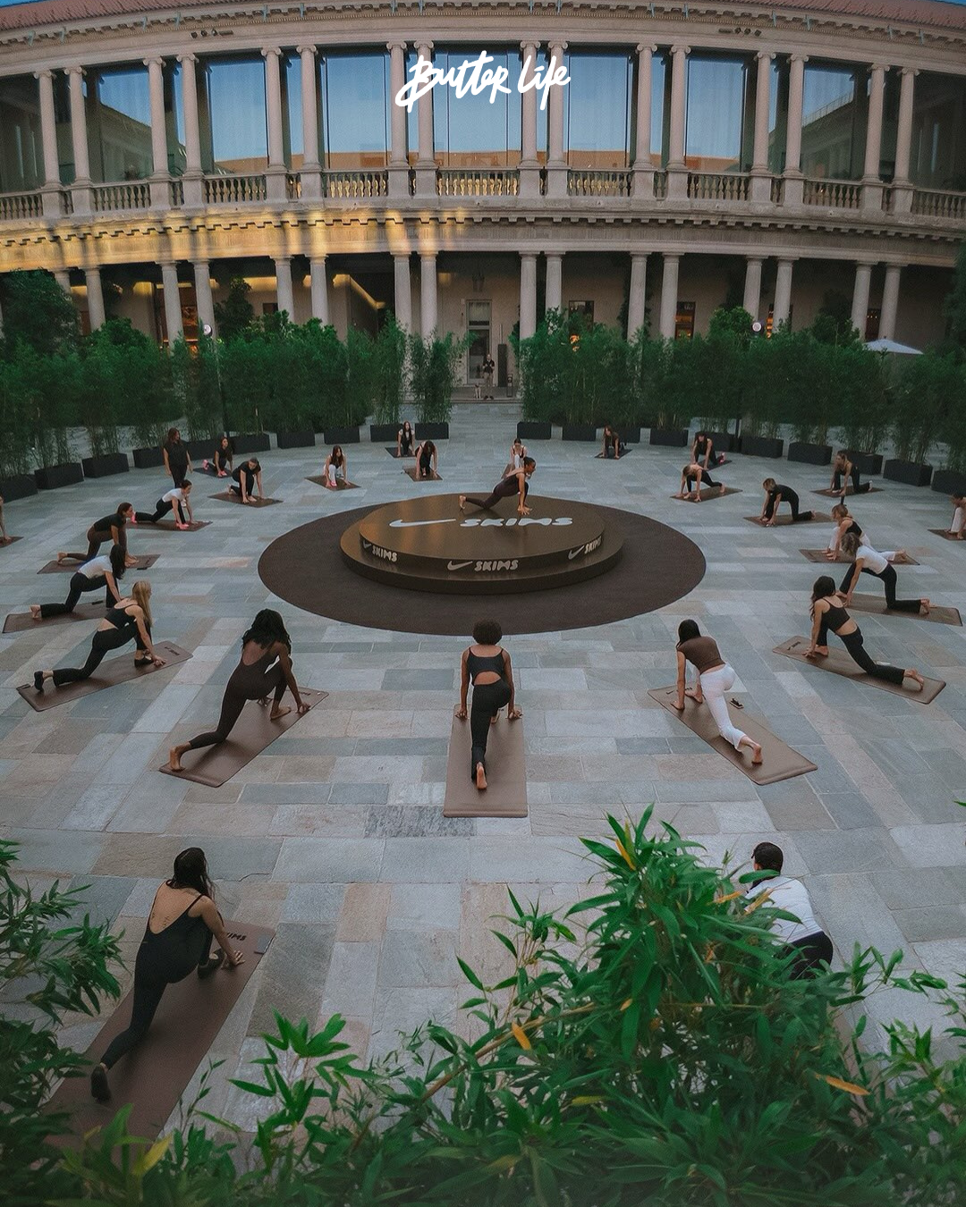 NikeSKIMS Studio Stretch koleksiyonunun Milano'da düzenlenen wellness odaklı yoga etkinliğinden bir görünüm