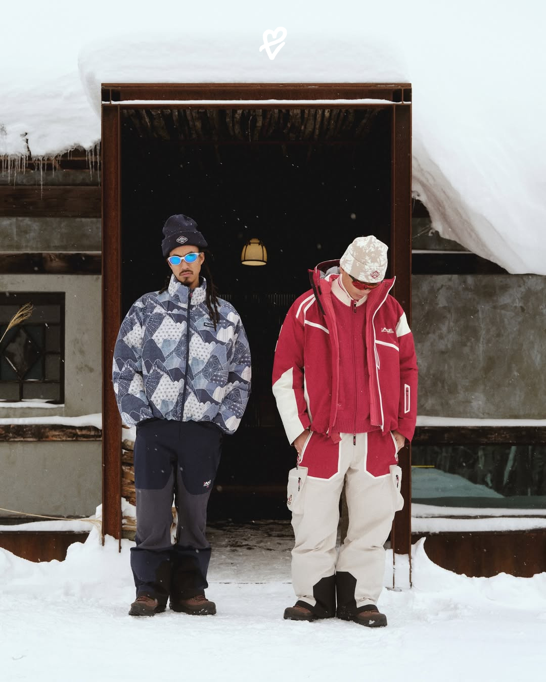 Japon Alpleri'nden ilham alan Kith x Columbia x Nordica "Nippon Snow Expedition" koleksiyonundan teknik mont ve kayak ekipmanları ile poz veren bir model