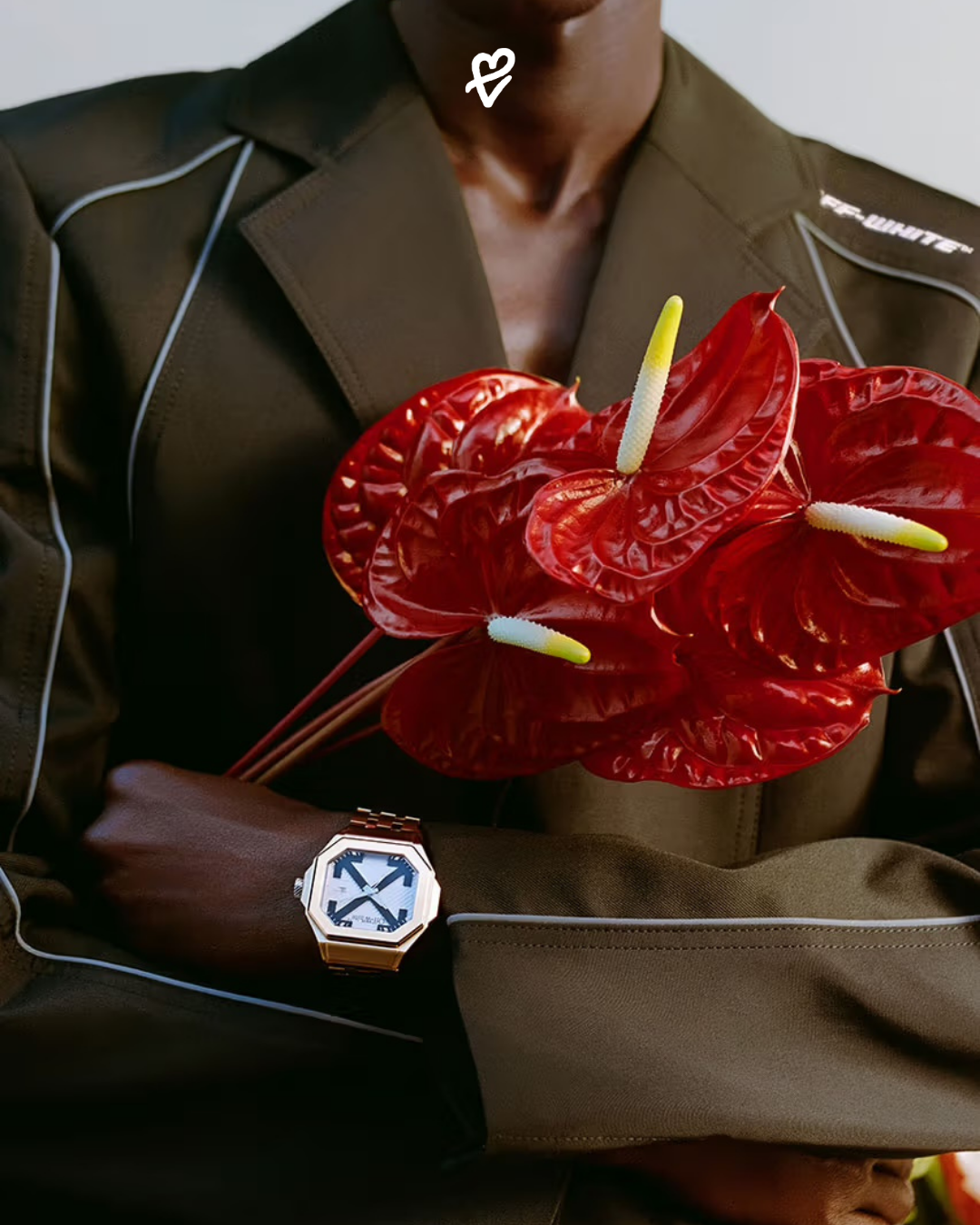 Off-White TIME koleksiyonuna ait modern tasarımlı saat modelleri ve endüstriyel detaylarla öne çıkan bilek saati.