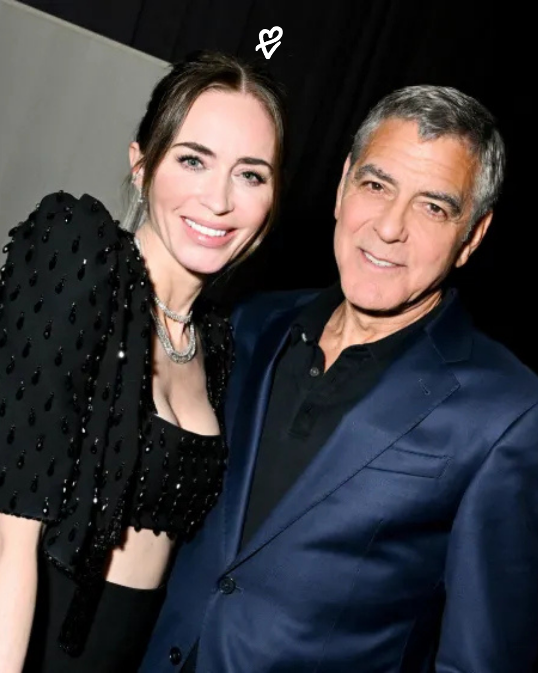 Pamela Anderson, WWD Style Awards 2026 gecesinde platin sarısı saçları ve 90'lar stiline göz kırpan zarif görünümüyle kameraya poz veriyor.