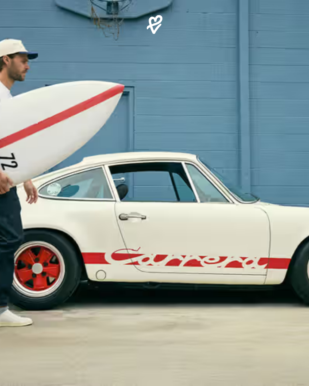 Grand Prix White renkli, mavi, kırmızı ve yeşil şeritli 6 feet winged swallowtail Porsche x Almond surfboard sahilde sergileniyor.