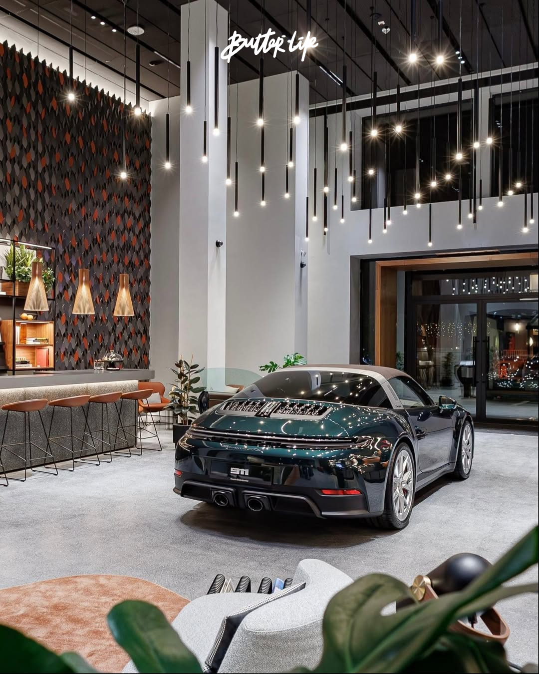 Porsche Studio Istanbul'un iç mekânında Porsche Exclusive Manufaktur ve Porsche Café alanlarını gösteren modern bir tasarım yansıması.