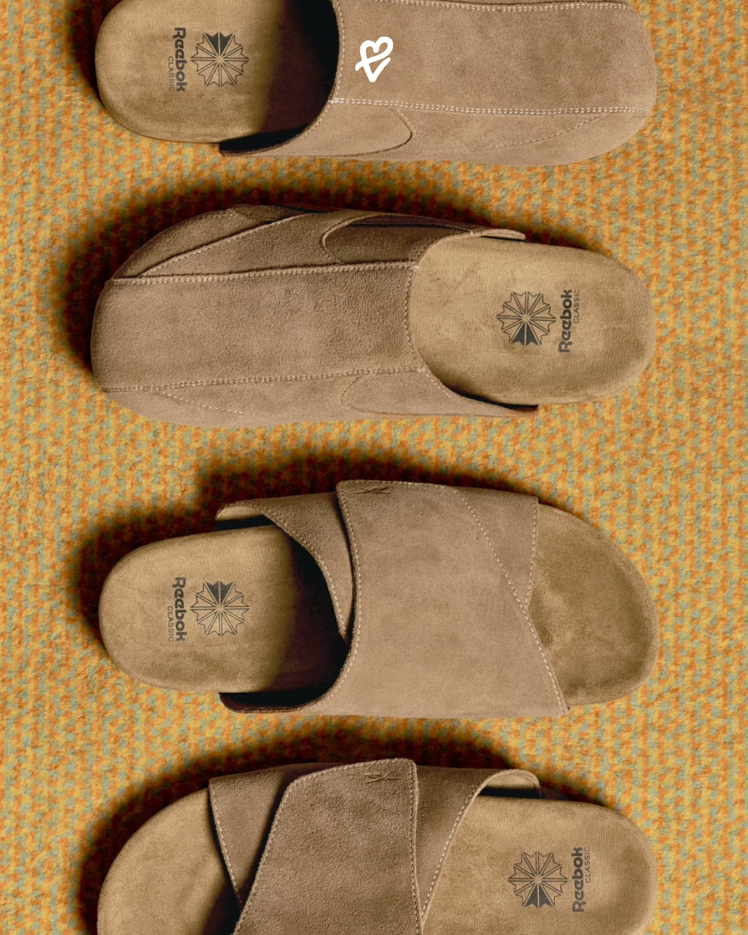 Taupe süet Reebok Classic Mule ve Classic Slide modellerinin yandan görünümü.
