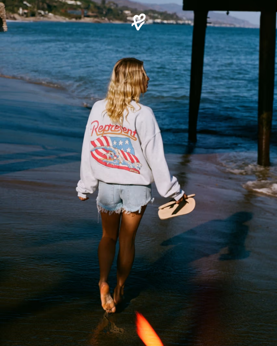 Represent x The Beach Boys koleksiyonundan ilham alan Kaliforniya sahil kültürü ve modern İngiliz sokak giyimi estetiğini yansıtan görünüm.