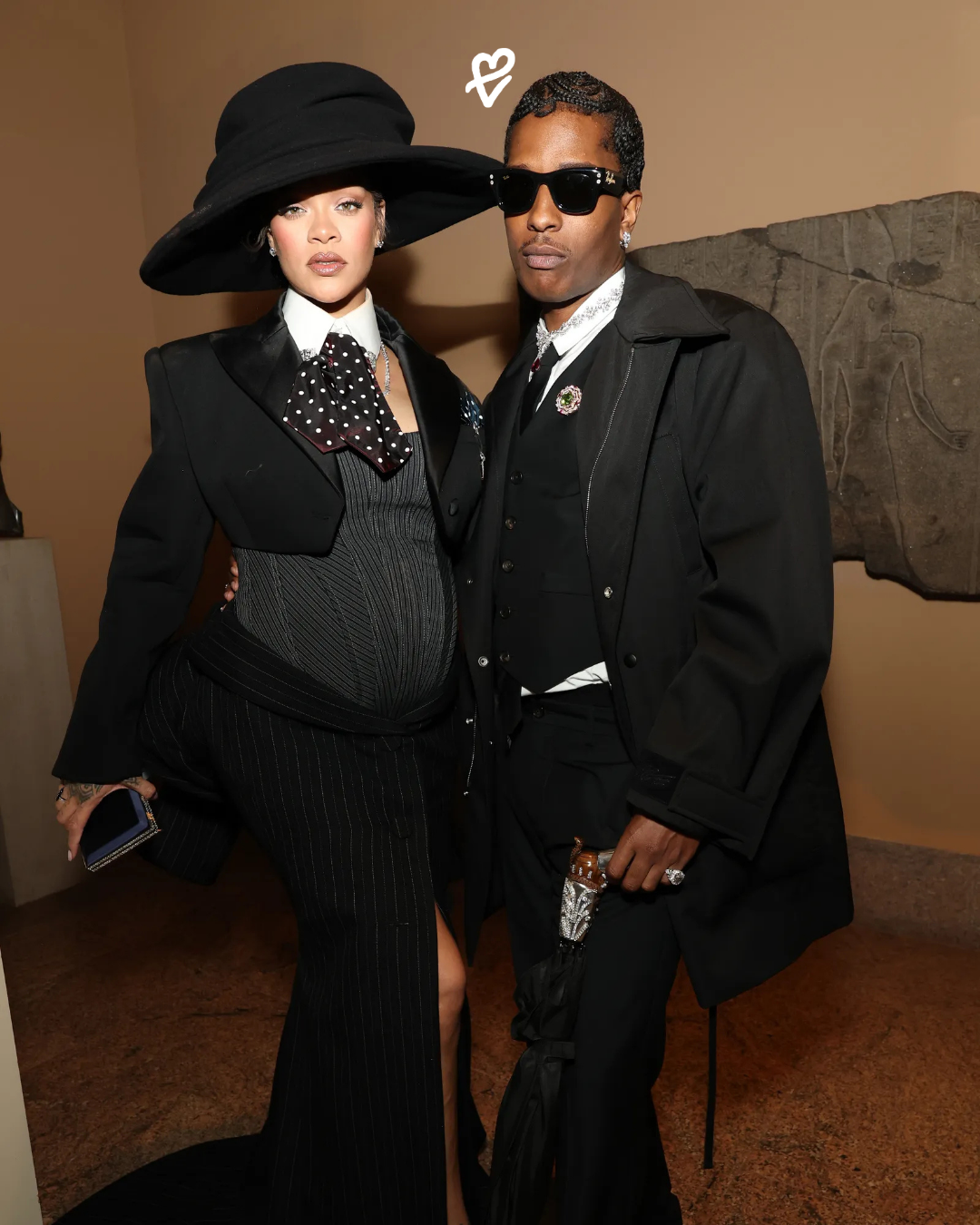 Rihanna’nın üçüncü bebeği Rocki Irish Mayers ile birlikte yer aldığı ilk fotoğraf; sade, güçlü ve zamansız bir estetiği yansıtan kare.