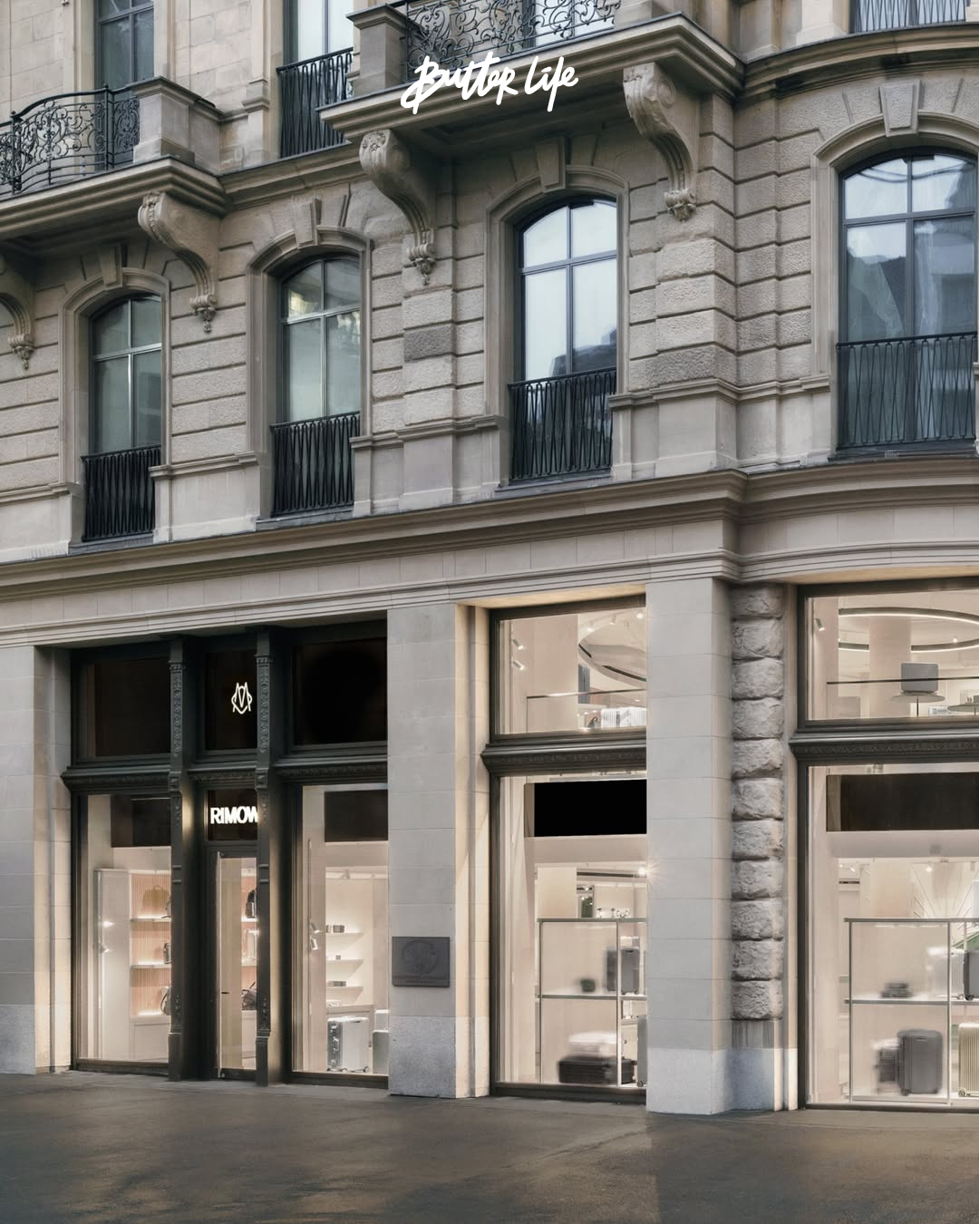 Köln’de açılan RIMOWA flagship mağazasında sergilenen alüminyum bavullar ve modern mağaza tasarımı.