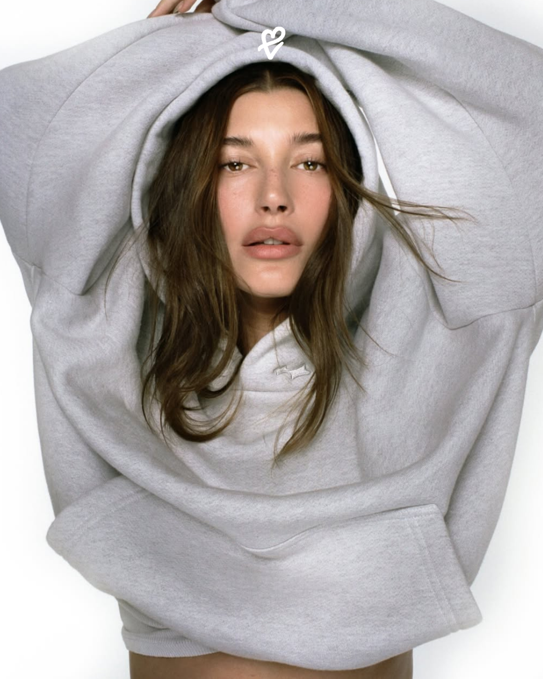 Hailey Bieber'ın ilhamıyla tasarlanan SKYLRK koleksiyonundan kutu kesim deri ceket ve monokrom parçalar