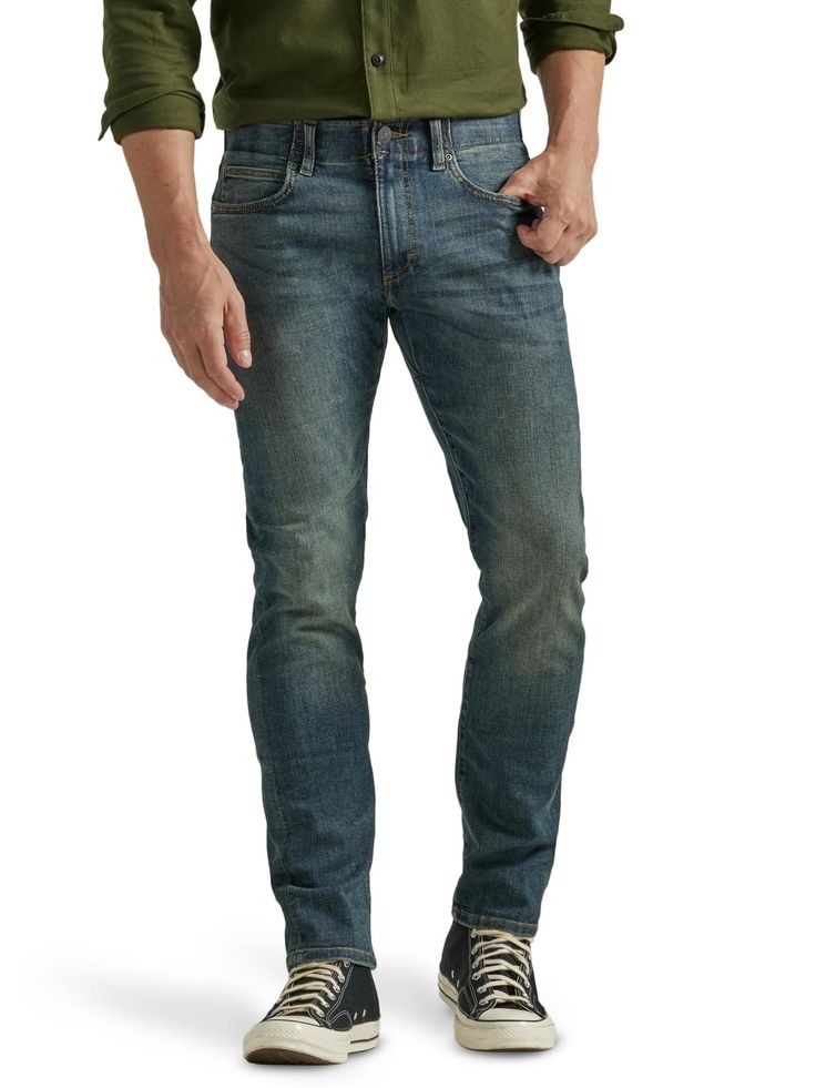 Kadın ve erkek modelin slim fit kıyafetlerle poz verdiği modern bir sokak stili görünümü