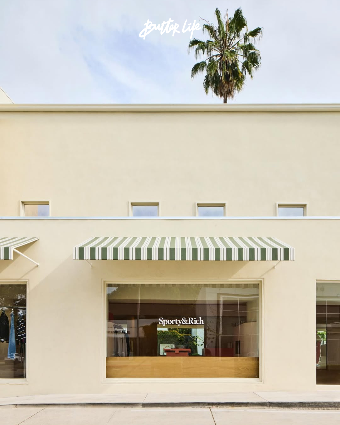 Los Angeles Melrose Avenue üzerinde konumlanan Sporty & Rich mağazası, markanın moda ve wellness odaklı yaşam tarzı yaklaşımını yansıtan dış cephe görünümü.