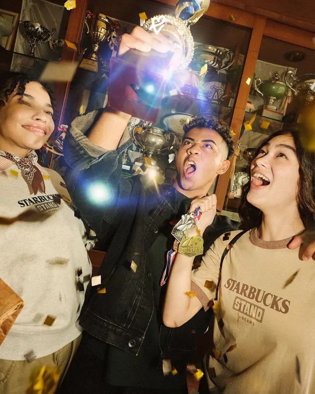 Starbucks × BEAMS CORE Collection giysi ve aksesuarlarının yer aldığı kampanya fotoğrafı.
