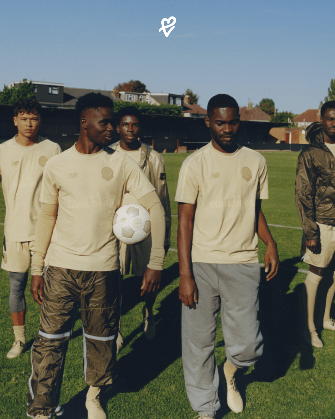 Stone Island ve New Balance işbirliğiyle hazırlanan Furon v8 futbol kiti ve krampon tasarımı, teknik detaylar ve sade estetikle öne çıkıyor.