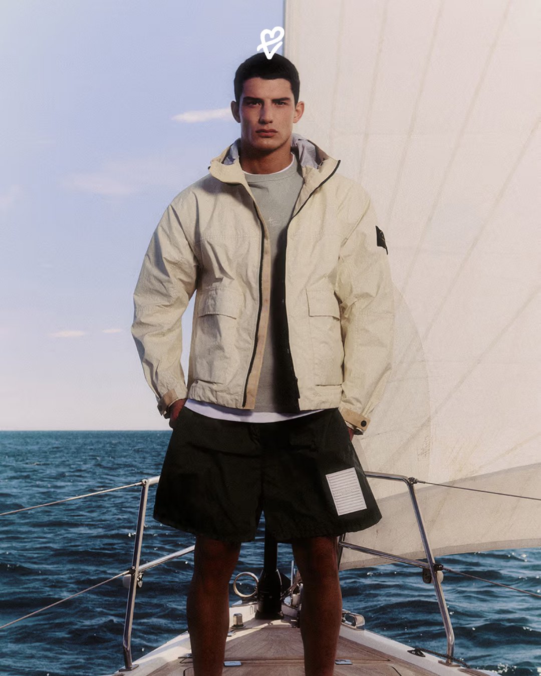Stone Island SS26 koleksiyonundan ısıya tepki veren teknik ceket ve doğal tonlardaki parçalar