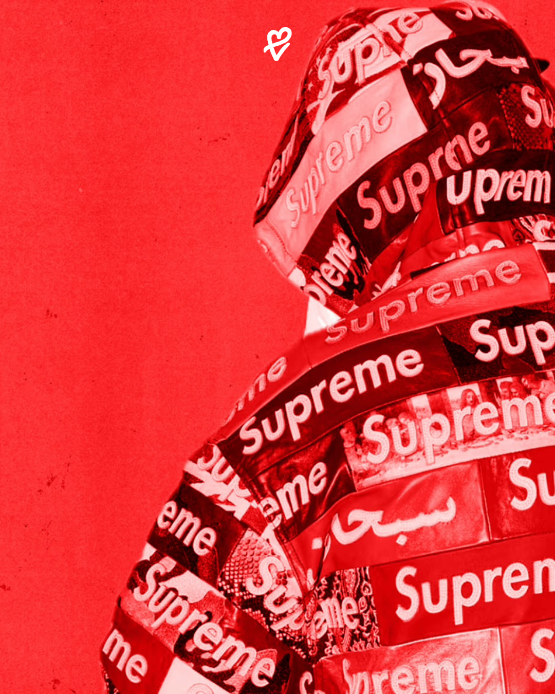 Supreme FW26 koleksiyonunda yer alan, kırmızı tonlarda kıvrılabilir modüler De Sede DS-600 Snake koltuk ve yaşam tarzı objeleri.